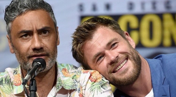 Taika Waititi és Chris Hemsworth