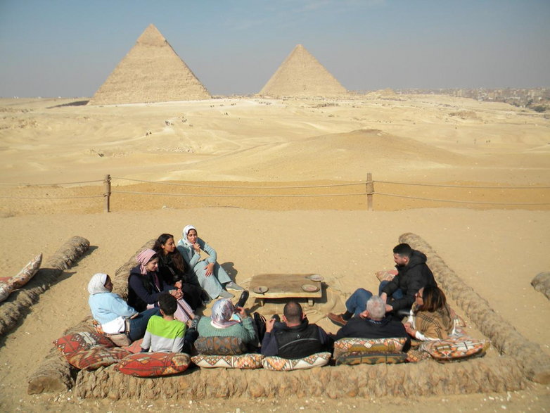 Relaks z widokiem na piramidy
