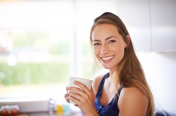 Pij regularnie. To remedium na wypadające włosy, osłabione paznokcie i problemy z cerą