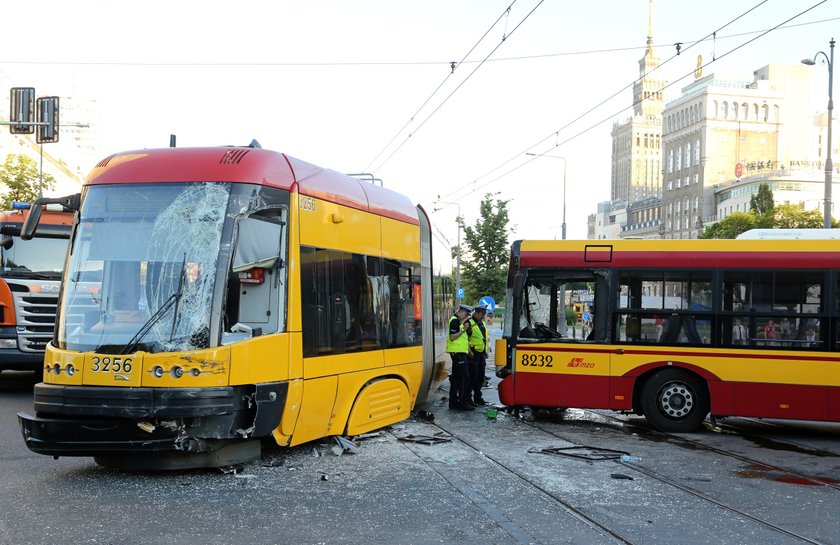 Zderzenie autobusu z tramwajem w Warszawie.