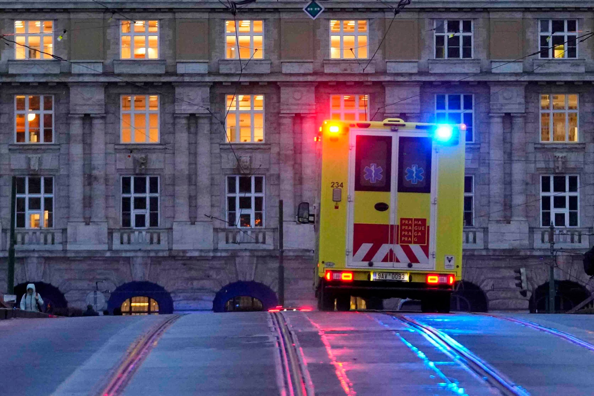 Na škole v Prahe sa strieľalo, strelec je eliminovaný.