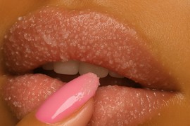 Ovako se pravilno koristi PILING ZA MEKANE USNE tokom cele hladne sezone: Napravite ga sami kod kuće od samo 2 jeftina domaća sastojka