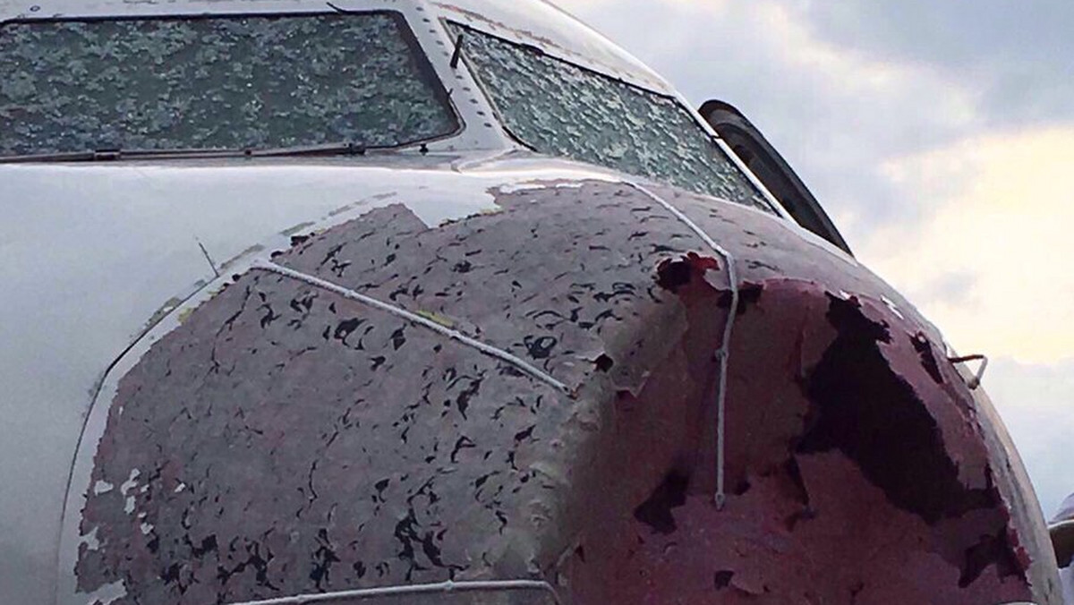 W czwartek przez stolicę Turcji przeszły gwałtowne burze i ulewne deszcze połączone z gradem. Niektóre z maszyn, które startowały na położonym nieopodal Stambułu lotnisku, zostały uszkodzone, a pasażerowie przeżyli kilka niepokojących chwil.