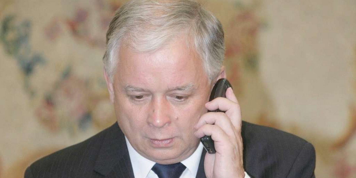 Lech Kaczyński z komórką