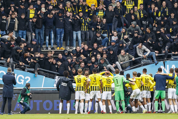 Fragment uszkodzonej trybuny na stadionie NEC Nijmegen