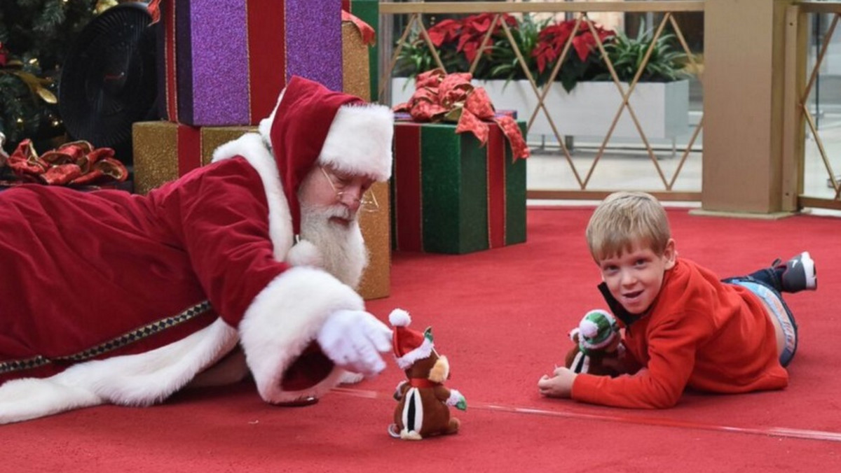 Brayden Deely to sześciolatek z Północnej Karoliny, który cierpi na autyzm. Jego mama, Erin, chciała, żeby chłopiec spotkał się ze świętym Mikołajem i nawiązał z nim kontakt.