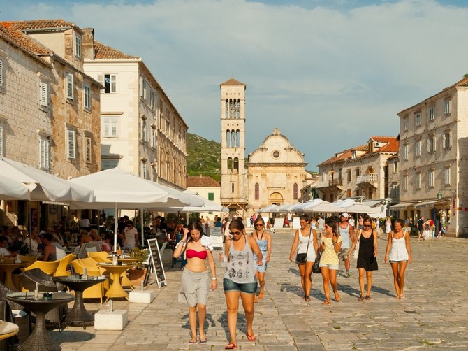 Srpski turisti podelili račun iz restorana na Hvaru, a cena kafe i kisele vode bode oči