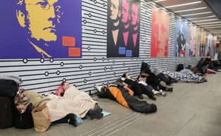 Uchodźcy w Polsce. Koordynację działań na dworcach w miastach przejmuje PSP