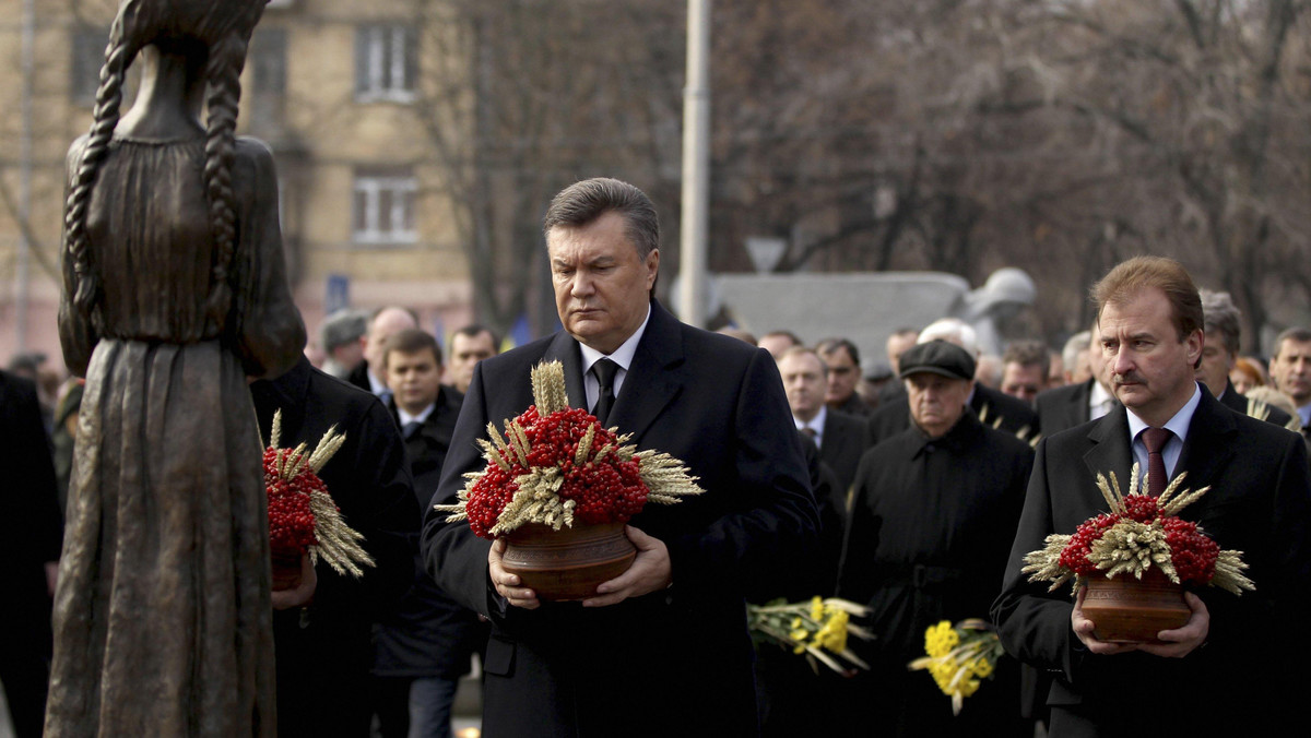 Milczącym marszem ulicami Kijowa, minutą ciszy przed pomnikiem ofiar Wielkiego Głodu oraz świecami zapalanymi w oknach mieszkań uczcili Ukraińcy w sobotę Dzień Pamięci Ofiar Wielkiego Głodu lat 1932-33.  "Ta niespotykana w kategoriach świata tragedia zadała Ukrainie szkody, których nadrobić nie można" - oświadczył w posłaniu do rodaków ukraiński prezydent Wiktor Janukowycz.