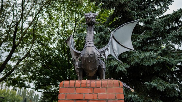 Magiczny oddech sprawił, iż smoki nie umarły, tylko skamieniały. 