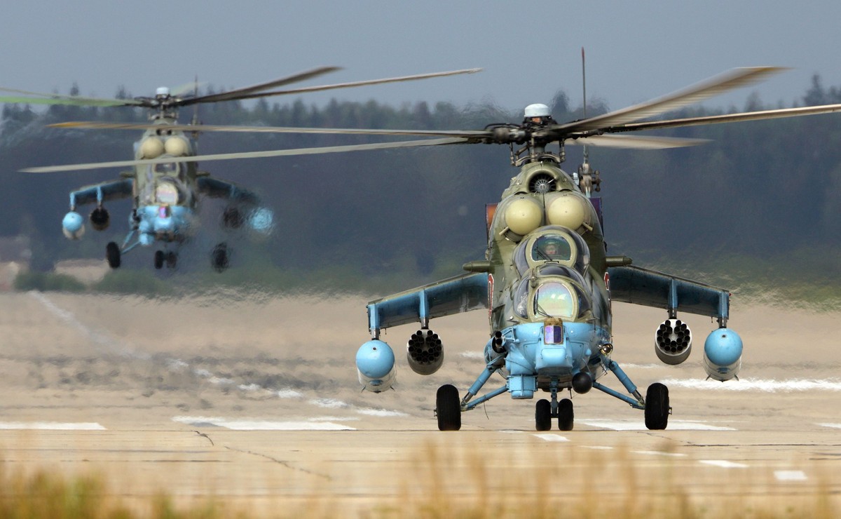 Rosyjskie śmigłowce Mi-24 w bazie lotniczej Kubinka