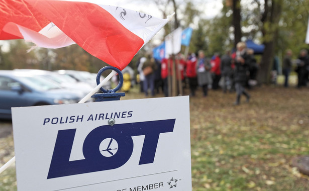 Zarząd LOT i związkowcy negocjują bez świadków. "Liczymy, że to umożliwi zakończenie protestu"