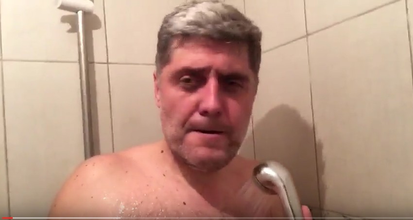 dr Petrović snima klipove i dok se tušira