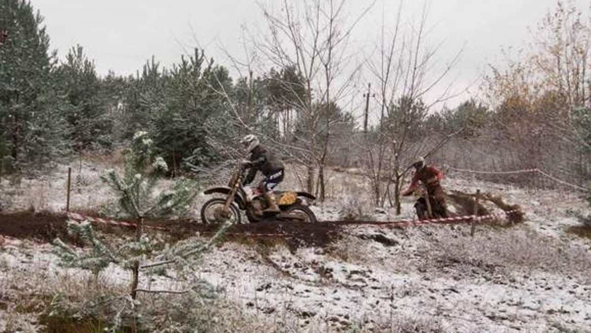 Zniszczyli poletko żerowe dla dzikiej zwierzyny, zostawili po sobie śmieci. Choć od motocrossowej imprezy w okolicach Sobkowa i Wierzbicy minęły już ponad 2 miesiące, teren wciąż nie został posprzątany - alarmują mieszkańcy.