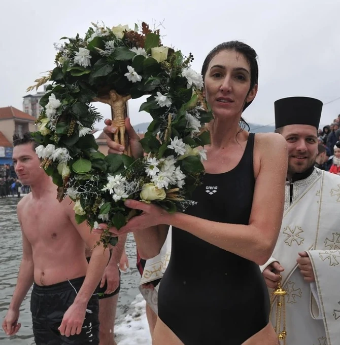 Plivanje za Časni krst na Bogojavljenje