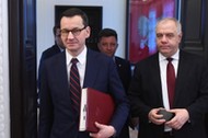 Premier Mateusz Morawiecki i Jacek Sasin, minister aktywów państwowych, przed posiedzeniem Rady Ministrów, Warszawa, luty 2020 r. 