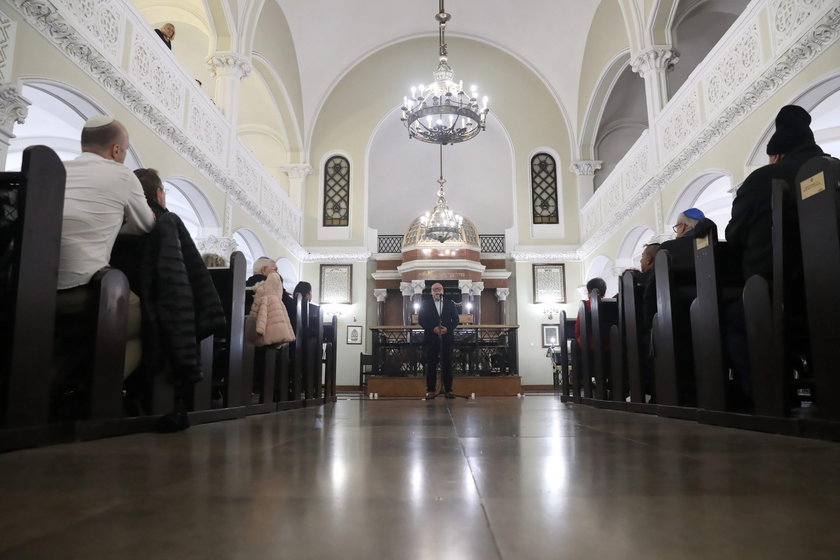 Modlitwa za ofiary z Pittsburgha w warszawskiej synagodze