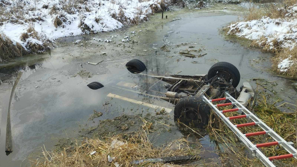 Groźny wypadek na gminnej drodze. Samochód wpadł do rzeki 