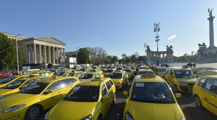 Taxik a hősök terén