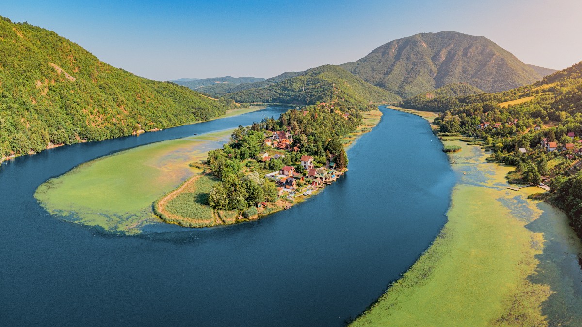 Stațiunea balneară aproape de România unde turiștii dau 10 euro pe noapte pentru apa cu 27 de minerale care miroase a ouă stricate