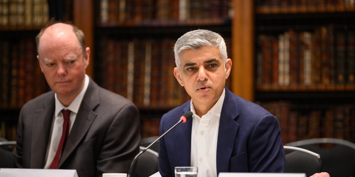 Na pierwszym planie burmistrz Sadiq Khan.