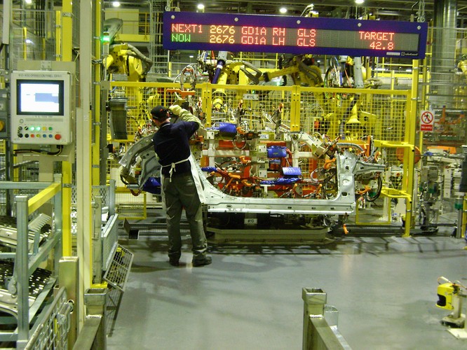 Produkcja nowych Infiniti Q30 odbywa się w nowo wybudowanych obiektach marki, połączonych z fabryką Nissana. W rozbudowę fabryki zainwestowano 350 milionów euro, co pozwoliło na stworzenie 300 nowych miejsc pracy.