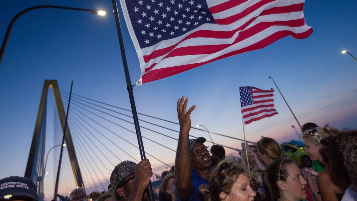 Z manifestu zabójcy z Charleston, Dylanna Roofa, wynika, że inspiracją był dla niego szef rasistowskiej organizacji Earl Holt, który - jak pisze "New York Times" - wspierał finansowo Republikanów ubiegających się o nominację w wyborach prezydenckich.