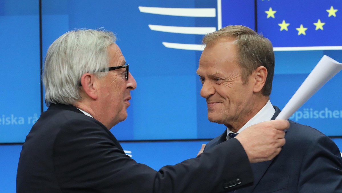 Szef Rady Europejskiej Donald Tusk (P) i przewodniczący Komisji Europejskiej Jean-Claude Juncker