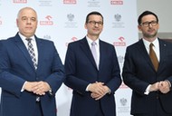 Wicepremier Jacek Sasin, premier Mateusz Morawiecki i prezes Orlenu Daniel Obajtek