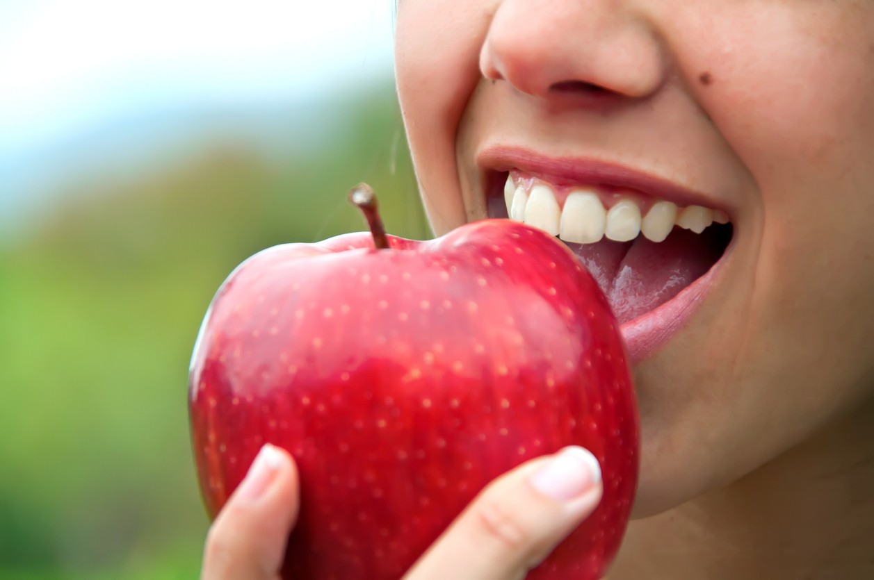 You should also eat apples with the skin on. (illustrative photo)