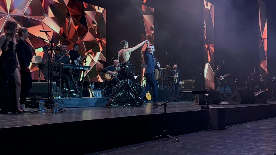 Emina Jahović na koncertu Mirze Selimovića