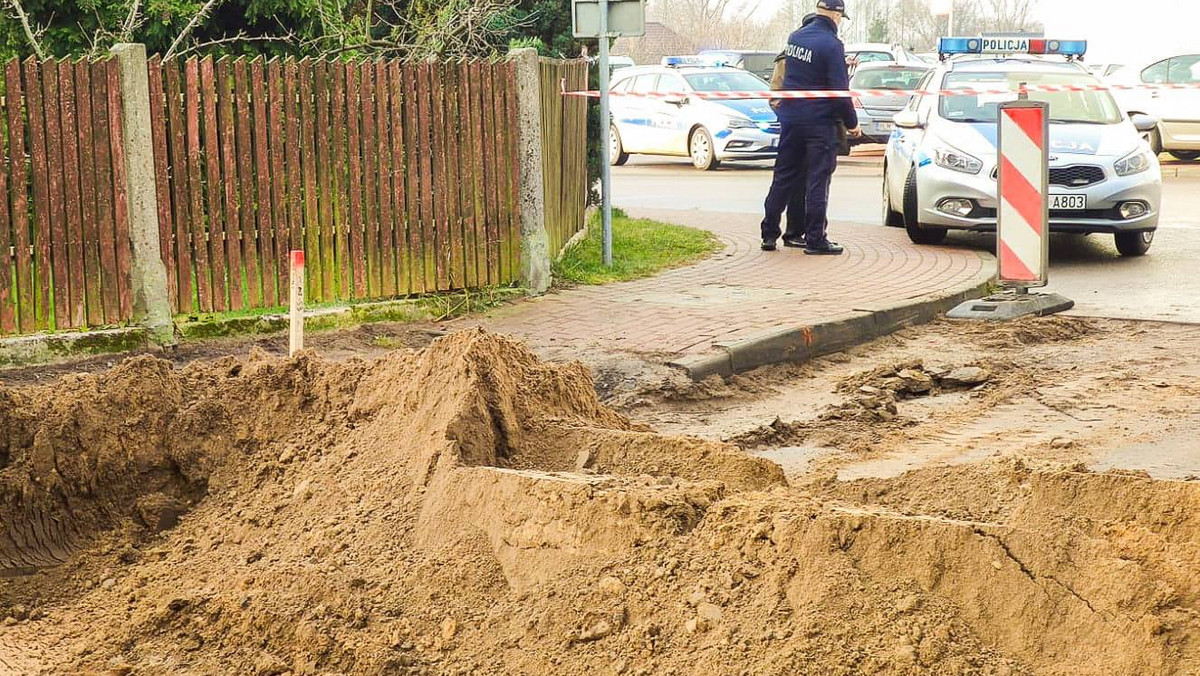 Piątnica: Podczas remontu drogi znaleziono niewybuch. Ewakuowano 200 osób