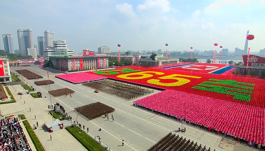 Napisy układane z wielotysięcznego tłumu - to północnokoreańska specjalność