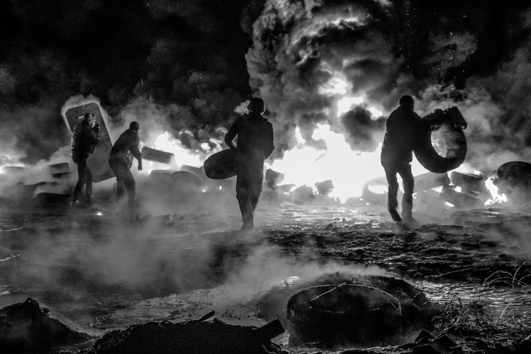 <b>Fotoreportaż - I miejsce w kategorii WYDARZENIA. Fot. Simona Supino </b>Ukraina, Kijów. Ukraina swoją drogę do demokracji znaczy krwią jej zwolenników. Obywatele sami zainicjowali zmiany, protestując na ulicach Kijowa przeciwko rządom prezydenta Wiktora Janukowycza. Fotoreportaż jest zapisem wydarzeń na kijowskim Majdanie, gdzie w styczniu i lutym 2014 roku doszło do walk opozycji z siłami prorządowymi. Do historii przejdzie „czarny czwartek” (20 lutego), gdy ok. 70 osób zginęło w starciach z siłami bezpieczeństwa, m.in. od kul snajperów. Na zdjęciach: mężczyźni pilnują barykady przy ulicy Hruszewskiego; walki z siłami Berkutu; opozycjoniści palą opony, by ograniczyć widoczność stojących po drugiej stronie zasłony dymnej funkcjonariuszy Berkutu i wojsk wewnętrznych; tłum na Majdanie Niepodległości nieomal linczuje snajpera pojmanego przez obronę Majdanu; sanitariuszki w polowym szpitalu na Majdanie opatrują rannego demonstranta; tłum szturmuje autokar z żołnierzami wojsk wewnętrznych; ofiary snajperów z „czarnego czwartku” – z powodu braku miejsc w polowych szpitalach zwłoki układano na ulicach; rozpacz rodzin i bliskich ofiar, ostatnie pożegnanie poległych w masakrze na ulicy Instytuckiej. Styczeń–luty 2014