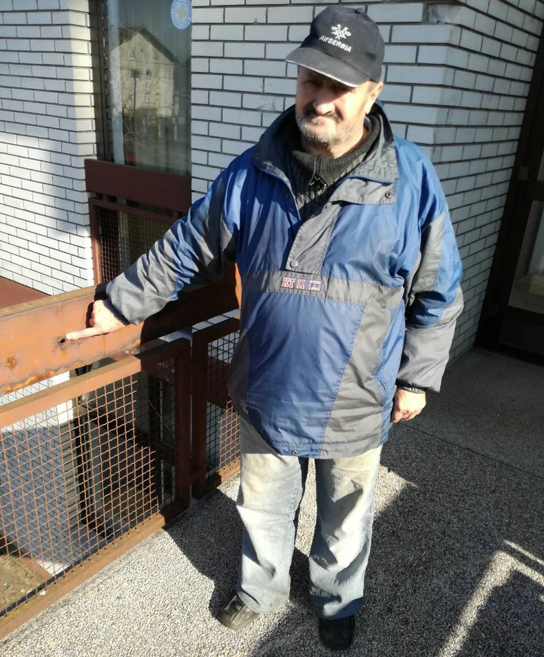 Još su vidljive rupe od metaka na stadionu