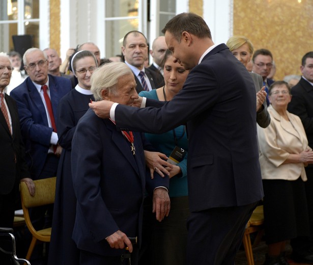 Andrzej Duda podczas odbywającej się na zamku w Łańcucie ceremonii wręczenia odznaczeń państwowych Polakom ratującym Żydów