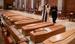 We Włoszech nie nadążają z chowaniem zmarłych. Przejmujące sceny w kościele