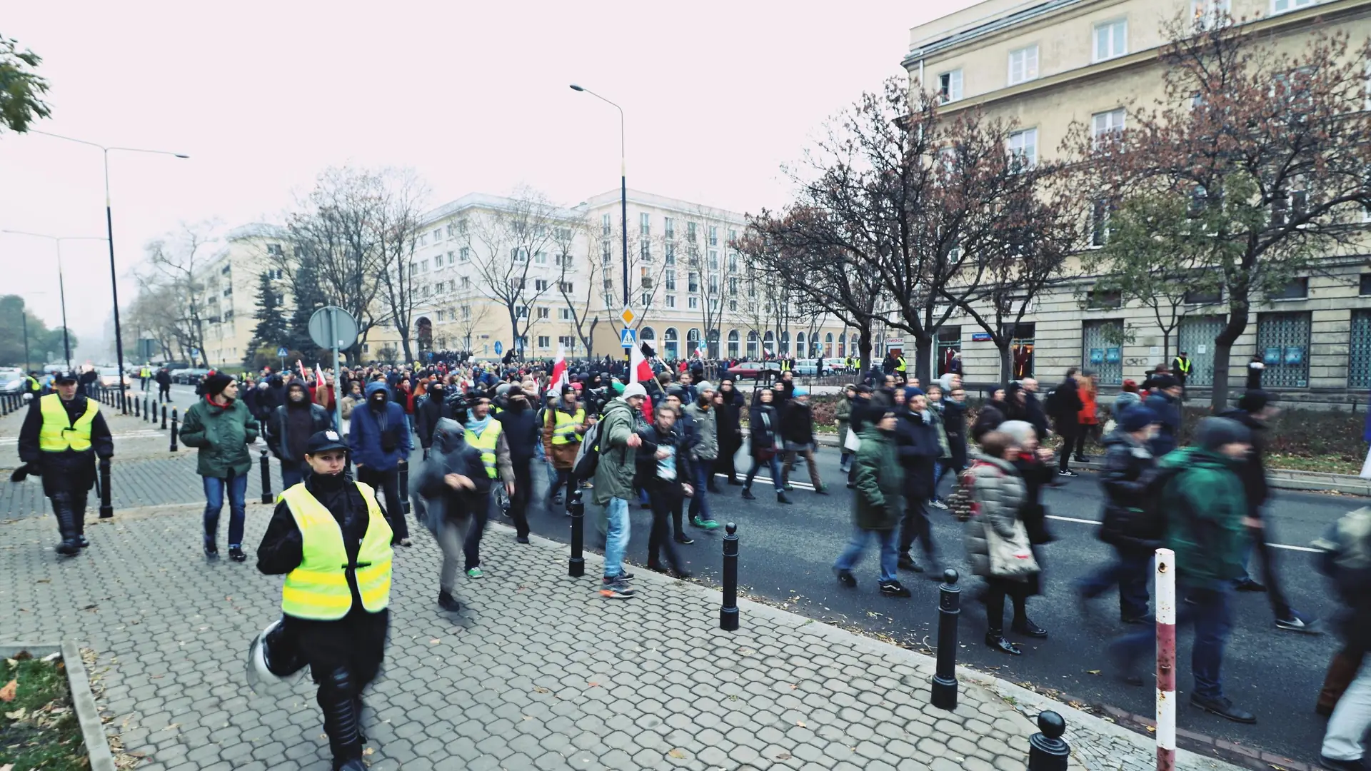 Antyfaszyści przeszli przez Warszawę. Zobacz zdjęcia