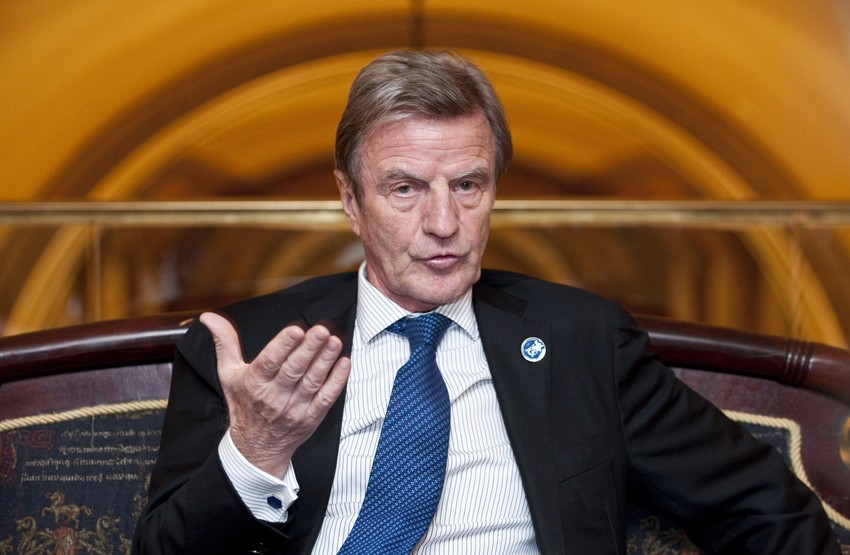 Bernar Kušner na konferenciji za novinare