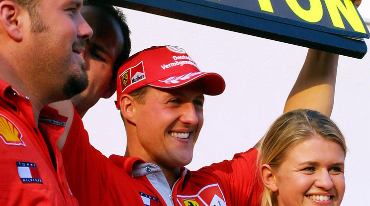 Michael Schumacher ­2001-ben így ünnepelte a mogyoródi sikerét és a vébécímét / Fotó: AFP