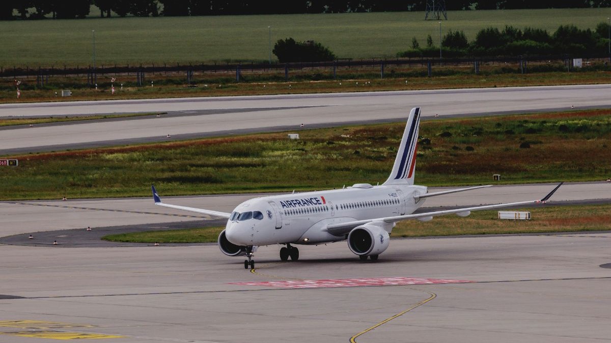 Piloții și însoțitorii de bord din Franța intră în grevă, luna viitoare. Cele cinci zile în care zeci de zboruri vor fi anulate
