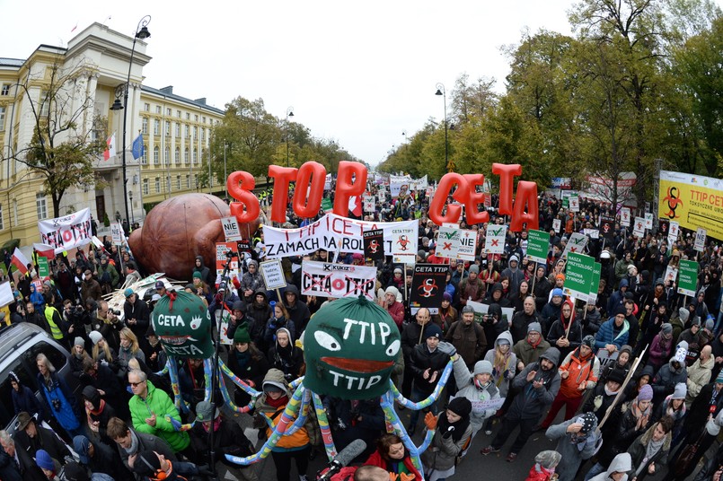 "Hop, hop, hop - CETA stop" i gigantyczny kurczak. Protest przeciwko CETA i TTIP