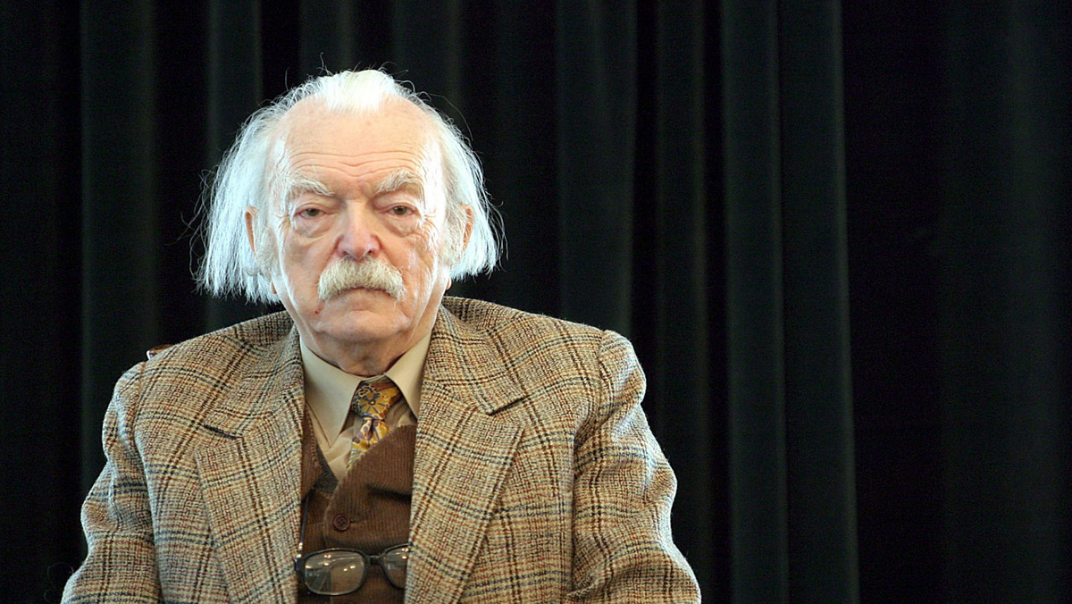 Edmund Niziurski - zmarły 9 października pisarz, twórca klasyki literatury młodzieżowej, autor "Księgi urwisów", "Sposobu na Alcybiadesa" i "Niewiarygodnych przygód Marka Piegusa" - spoczął we wtorek na warszawskich Starych Powązkach. Edmund Niziurski zmarł w ubiegłą środę w Warszawie. Miał 88 lat.