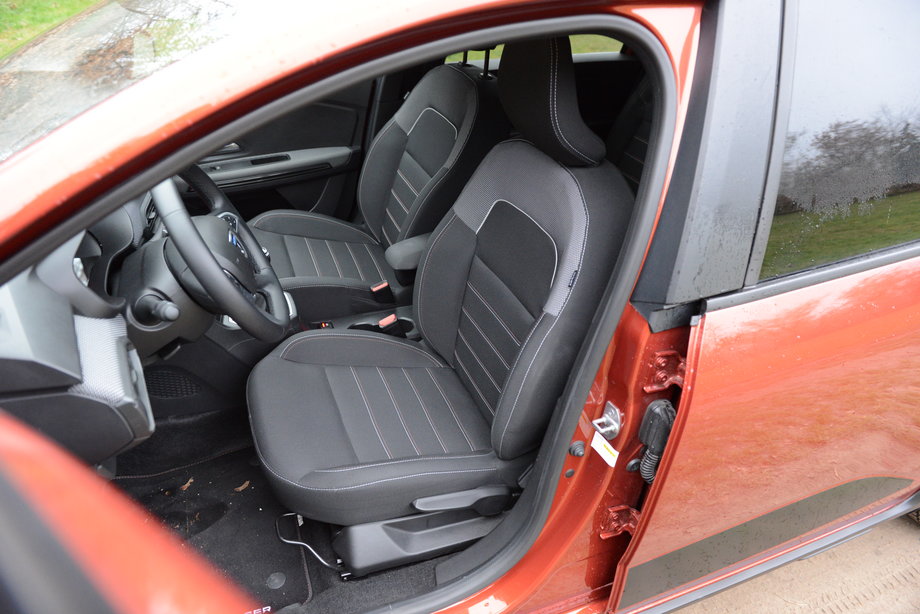 Dacia Jogger LPG to przestronne auto, w którym dobrą pozycję znajdzie nawet wysoki kierowca. Tyle że fotele mogłyby być nieco lepiej ukształtowane.