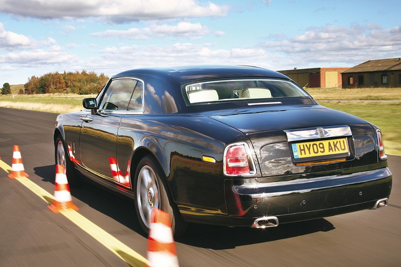 Rolls-Royce Phantom Coupe - Limuzyna co majestatycznie pali gumę