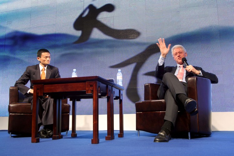 Niestety, mimo wielkich ambicji i wrodzonej pracowitości, jeszcze w czasach młodości Jack Ma musiał przełknąć kilka gorzkich porażek. Dwukrotnie oblał egzamin wstępny na Hangzhou Normal University. Miał również problemy ze znalezieniem stałej pracy – jego aplikacje odrzuciła zarówno miejscowa policja, jak i amerykańska sieć-fast foodów KFC. 
<br><br>
Ostatecznie Jack Ma osiągnął  jednak swój cel. Po dwóch nieudanych próbach dostał się na uniwersytet i rozpoczął naukę na wydziale anglistyki. W czasie kilku lat spędzonych na uczelni Jack Ma pełnił m.in. funkcję przewodniczącego samorządu studenckiego. W 1988 roku z dyplomem w ręce rozpoczął karierę nauczyciela języka angielskiego.