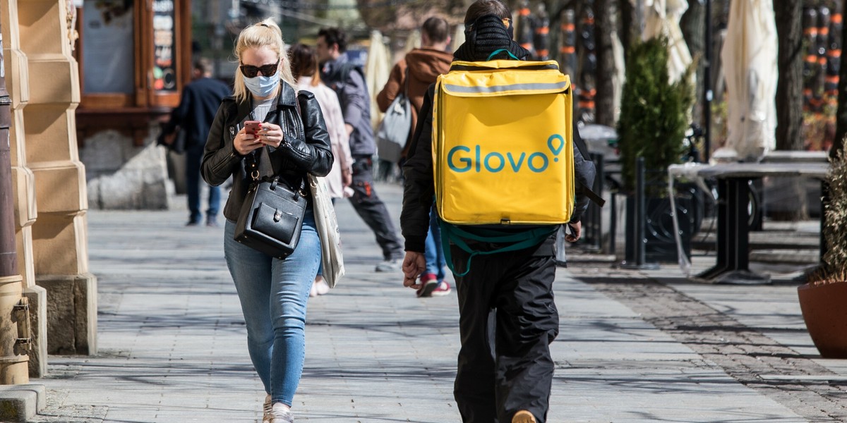 Glovo zostało zaatakowane przez hakerów. W efekcie w sieci oferowano dostępy do kont klientów i kurierów platformy. 