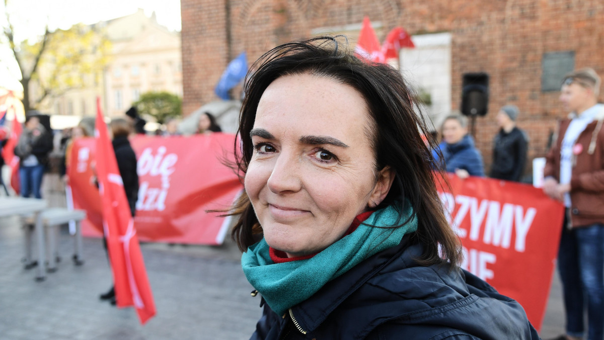 Z oświadczenia podpisanego przez pełnomocnika ks. Grzegorza Babiarza, przesłanego do PAP, wynika, że 11 lutego nie doszło do wyboru Joanny Sadzik na prezesa "Wiosny" i jedynym prezesem tego stowarzyszenia jest nadal ks. Grzegorz Babiarz. - Z przykrością patrzę, jak ambicje personalne mogą niszczyć tak piękny projekt - komentuje w rozmowie z Onetem Joanna Sadzik.