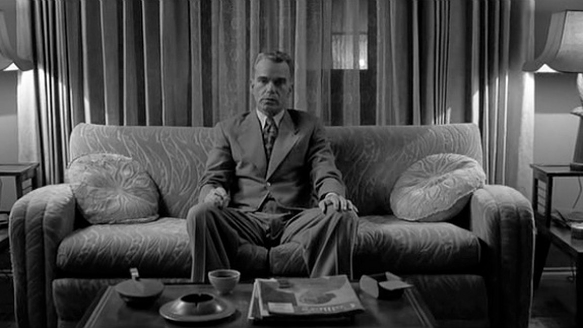 "Człowiek, którego nie było" ("The Man Who Wasn't There"), reżyseria: Joel Coen. Obsada: Billy Bob Thornton, Frances McDormand, Michael Badalucco, James Gandolfini, Scarlett Johansson. USA 2001.