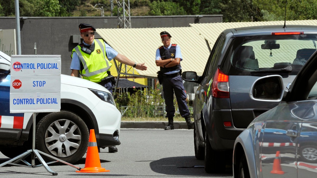 Szef regionalnej policji w Katalonii Josep Lluis Trapero oświadczył dziś, że służby nie wiedzą, czy poszukiwany w związku z zamachami z czwartku i piątku Marokańczyk Junes Abujakub nadal znajduje się w kraju. Nie wykluczył, że udał się do Francji.